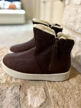 Baffin Women's Liberty Waterproof Winter Boot in Brown- Size 8.5- New in Box
